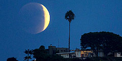 Полное лунное затмение прошло в ночь на 28 сентября. Увидеть «кровавую» Луну смогли большинство жителей планеты, в том числе России и стран СНГ. На фото Луна, какой ее наблюдали жители Калифорнии