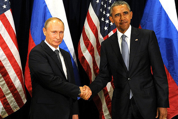 По словам наблюдавших за встречей двух лидеров журналистов, Путин был в хорошем расположении духа и улыбался, Обама, напротив, в основном был серьезен и «настроен решительно». Для этой фотографии президент США сделал исключение