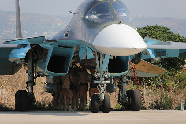 Су-34 разрабатывался с середины 1980-х годов, а поставка самолета в войска началась в 2000-е годы. За форму носового обтекателя кабины военные ласково прозвали самолет «Утенком»