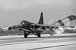 Су-25 применяется в боях с 1981 года, со времен войны в Афганистане, но в состав ВВС официально вошел лишь в 1986 году. Летчики прозвали его «Грачом» из-за горбинки на «холке» за кабиной пилота&#160;(фото: mil.ru)
