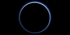 Ученые НАСА получили новые данные с космического зонда New Horizons. На одной из фотографий видно, что в атмосфере Плутона наблюдается дымка голубого цвета – «голубое небо». А на Марсе обнаружены следы озер с водой