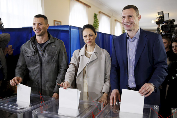 Мэр Киева Виталий Кличко с супругой Натальей и братом Владимиром Кличко проголосовали в столице Украины