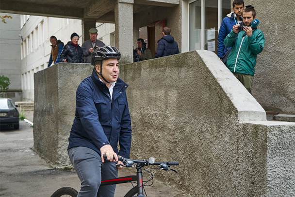 Губернатор Одесской области Михаил Саакашвили приехал на избирательный участок на велосипеде