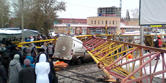 Трагедия в Омске: упавший на дорогу строительный кран привел к гибели как минимум четырех человек, в том числе малолетнего ребенка. Жертвы находились в стоящих на дороге машинах