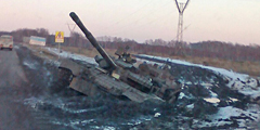 Очевидцы сфотографировали танк Т-80, завязший в грязи в Новосибирской области. 46-тонная машина двигалась в сторону Новосибирского высшего военного общевойскового командного училища. Вытащить танк, по словам свидетелей, не смогли даже с помощью экипажа БМП