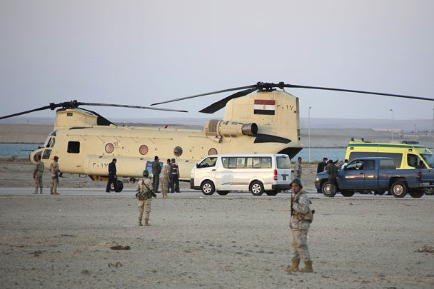 Египетские спасатели работают на месте крушения российского самолета