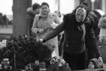 Траурные мероприятия в день памяти погибших пассажиров рейса 9268, летевшего самолетом A321 авиакомпании «Когалымавиа», проходят по всей стране. 1 ноября официально объявлено днем траура. Цветы, свечи и мягкие игрушки несут к российским посольствам и в других странах. В Киеве сотни человек пришли к посольству РФ, чтобы отдать дань памяти погибшим&#160;(фото: Reuters)