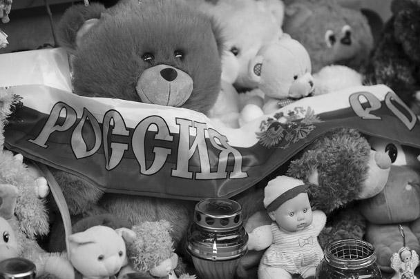 В аэропорту Пулково, куда так и не прибыл рейс из Шарм-эль-Шейха, люди соорудили мемориал памяти погибшим, куда несут мягкие игрушки, цветы и свечи 