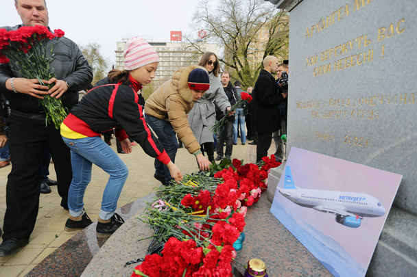 Поддержать людей в их горе стараются и в украинском городе Донецке. Тут жители также несут цветы и свечи к памятнику в центре города