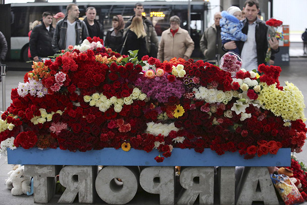 В аэропорту Пулково организованы центры психологической помощи для родственников пассажиров A321. Питерцы приезжают сюда, чтобы положить цветы в память о погибших