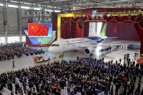 Руководитель управления гражданской авиации КНР Ли Цзясян назвал выпуск собственного самолета огромным шагом в развитии гражданского авиастроения в Китае, напомнив, что гигантский рынок авиаперевозок страны до сих пор зависел от импорта