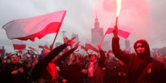 Традиционный «Марш независимости», который прошел 11 ноября в Варшаве, собрал не менее 70 тысяч активистов патриотических и националистических движений, а также футбольных фанатов. Сообщалось, что болельщики устроили несколько стычек с полицией, но в целом марш обошелся без происшествий. Приветствие манифестантам направил избранный в этом году президент Анджей Дуда, выдвиженец правой партии Ярослава Качиньского «Право и справедливость», ориентирующейся в том числе на националистический электорат