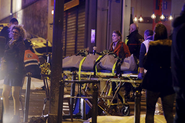 Несколько посетителей ресторанов погибли, когда нападавшие стали расстреливать их с улицы