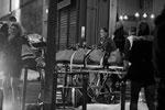 Несколько посетителей ресторанов погибли, когда нападавшие стали расстреливать их с улицы&#160;(фото: Philippe Wojazer)