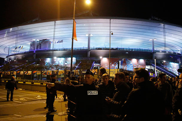 Два или три взрыва, предположительно, гранат, прозвучали в непосредственной близости от стадиона Stade de France, где проходил товарищеский матч Франция – Германия