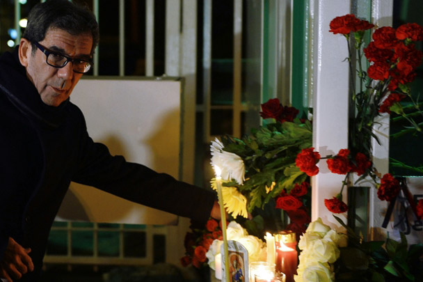 Посол Франции в России Жан-Морис Рипер возложил цветы к посольству в Москве в память о погибших в результате серии террористических атак