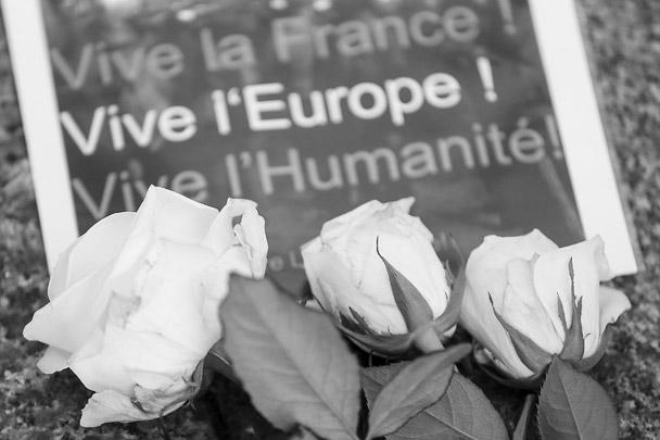 Цветы в знак памяти и скорби о погибших в терактах в Париже