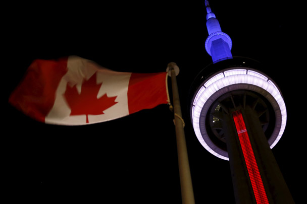 Телебашню в Торонто подсветили цветами флага Франции в знак солидарности