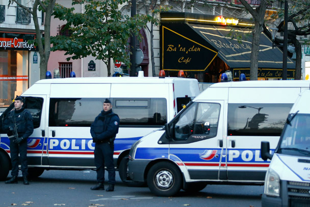 Полиция оцепила бар в одном из центральных округов французской столицы, который подвергся атаке террористов 