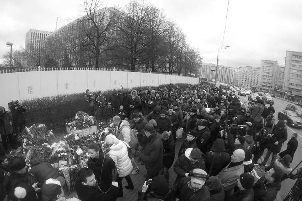 У посольства Франции в Москве выстроилась длинная очередь из людей, которые пришли почтить память жертв терактов
