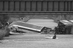 Во Франции при испытаниях потерпел крушение скоростной поезд TGV. Авария произошла на пути следования состава через мост, часть искореженных вагонов упали в реку. В общей сложности в поезде находились 49 человек: 10 погибли, десятки получили ранения. Власти называют причиной ЧП технические проблемы&#160;(фото: Vincent Kessler/Reuters)