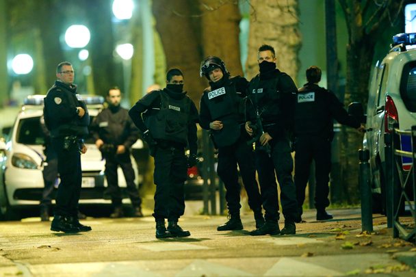 Во время спецоперации в Сен-Дени слышались взрывы и выстрелы. Полиции удалось ликвидировать троих боевиков, при этом пострадали и несколько стражей порядка