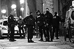 Во время спецоперации в Сен-Дени слышались взрывы и выстрелы. Полиции удалось ликвидировать троих боевиков, при этом пострадали и несколько стражей порядка&#160;(фото: Christian Hartmann/Reuters)