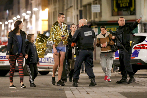 Простых жителей пригорода Парижа Сен-Дени во время полицейской спецоперации попросили по возможности не выходить на улицы