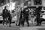 Простых жителей пригорода Парижа Сен-Дени во время полицейской спецоперации попросили по возможности не выходить на улицы&#160;(фото: Benoit Tessier/Reuters)