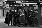 Среди ликвидированных в Сен-Дени может быть женщина с поясом со взрывчаткой. По другим данным, она подорвала себя непосредственно во время полицейского рейда&#160;(фото: Francois Mori/AP/ТАСС)