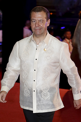 В Маниле завершился первый день саммита АТЭС. Вечером состоялось традиционное фотографированиее лидеров в национальной одежде. Глав государств и правительств, среди которых был и премьер-министр России Дмитрий Медведев, одели в белые филиппинские рубахи «баронг»