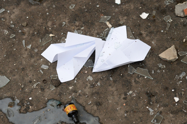 Отличительным знаком протестных акций стали бумажные самолетики, символически напоминающие об ответственности Турции за то, что президент Путин назвал ударом в спину