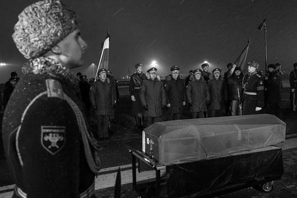 Погибшему во время исполнения задания Олегу Пешкову были оказаны все подобающие воинские почести