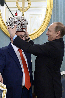 Право первой примерки Владимир Путин отдал самому дарителю. Корона пришлась Хазанову в самый раз