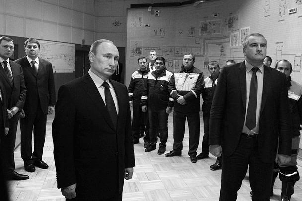 Президент России Владимир Путин и глава Крыма Сергей Аксенов на открытии энергомоста