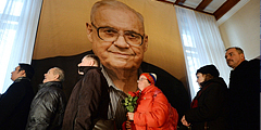 В Центральном доме литераторов в Москве прошла церемония прощания с легендой российского кино Эльдаром Рязановым. Почтить память режиссера собрались сотни человек, среди которых были актеры, музыканты и общественные деятели