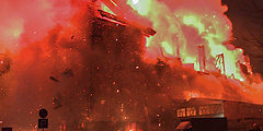 На складе Тушинского машиностроительного завода в Москве, где хранились бочки с дизтопливом, произошло возгорание. Позднее огонь перекинулся на два соседних пятиэтажных здания. Спасатели говорят, пожар был крупнейшим в столице за последние 25 лет