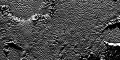 НАСА опубликовало высококачественное изображение одного из самых загадочных районов Плутона с неофициальным названием Tombaugh Regio. Фото было сделано в июле 2015 года телескопической камерой космического исследовательского зонда New Horizons