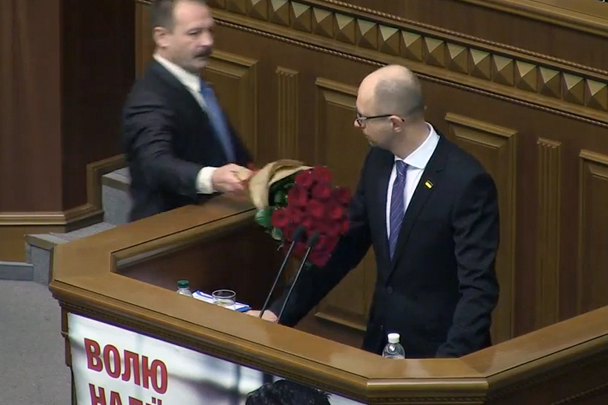 Барна одарил Яценюка букетом роз после того, как премьер отказался отвечать на вопрос депутата от БПП о состоянии энергетики страны