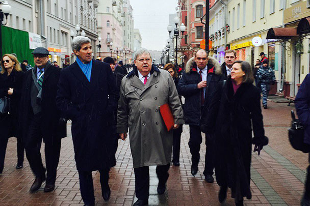 Джон Керри вместе с помощницей Викторией Нуланд и послом США в России Джоном Теффтом гуляли по улицам Москвы после встречи с главой МИД РФ Сергеем Лавровым