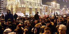 На Пушкинской площади в центре Москвы прошел так называемый общегородской сход против расширения зоны платной парковки. Мероприятие посетили более 3 тыс. человек, которые требовали пересмотра политики увеличения числа платных стоянок и отставки Ликсутова