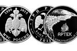 Серебряная монета номиналом в 1 рубль посвящена Министерству по чрезвычайным ситуациям. На ней изображена большая эмблема ведомства, которому в декабре 2015 года исполняется 25 лет. Серебряная монета номиналом в 3 рубля посвящена Международному детскому центру «Артек». На оборотной стороне изображена гора Аю-Даг, и на ее фоне – панорама «Артека»&#160;(фото: <a href="http://www.cbr.ru">cbr.ru</a>)