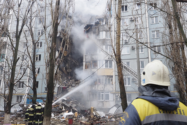 Сотрудники МЧС ликвидировали возгорание и приступили к разбору завалов