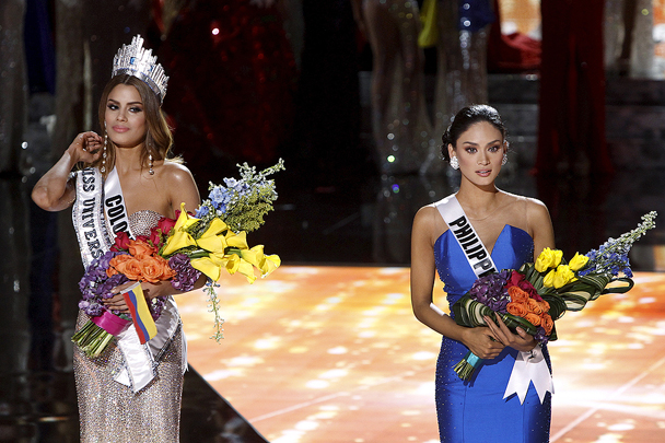 Ошибочно объявленная победительницей конкурса представительница Колумбии Ариадна Гутиере (слева) и настоящая победительница «Мисс Филиппины» Пия Алонсо Вуртсбах (справа)