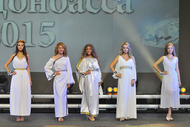 В уходящем году был проведен первый конкурс красоты в ДНР – «Краса Донбасса – 2015». На нем присутствовали многие местные политики