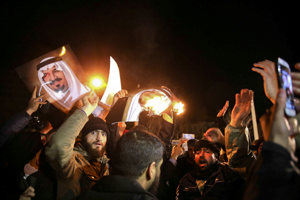 Собравшиеся держали в руках фотографии короля Саудовской Аравии Салмана ибн Абдул-Азиз Аль Сауда и выкрикивали протестные лозунги. Сообщается, что полиция применила против них слезоточивый газ