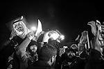 Собравшиеся держали в руках фотографии короля Саудовской Аравии Салмана ибн Абдул-Азиз Аль Сауда и выкрикивали протестные лозунги. Сообщается, что полиция применила против них слезоточивый газ&#160;(фото: Mehdi Ghasemi/Reuters)