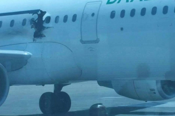 В интернете появились фотографии пассажирского самолета сомалийской авиакомпании «Даалло эйрлайнс», на борту которого сразу после вылета из аэропорта Могадишо 2 февраля произошел взрыв. Пострадали два человека
