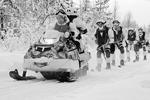 Командир подразделения и пулеметчик передвигались на снегоходе, буксируя за собой по 8–10 лыжников&#160;(фото: пресс-служба Министерства обороны РФ)