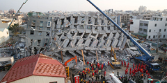 На Тайване в субботу произошло мощное землетрясение, обрушившее несколько зданий. Число жертв, по последним данным, возросло до 26, более ста человек числятся пропавшими без вести. Из-под завалов большого 17-этажного жилого комплекса «Золотой дракон» спасли более 170 человек